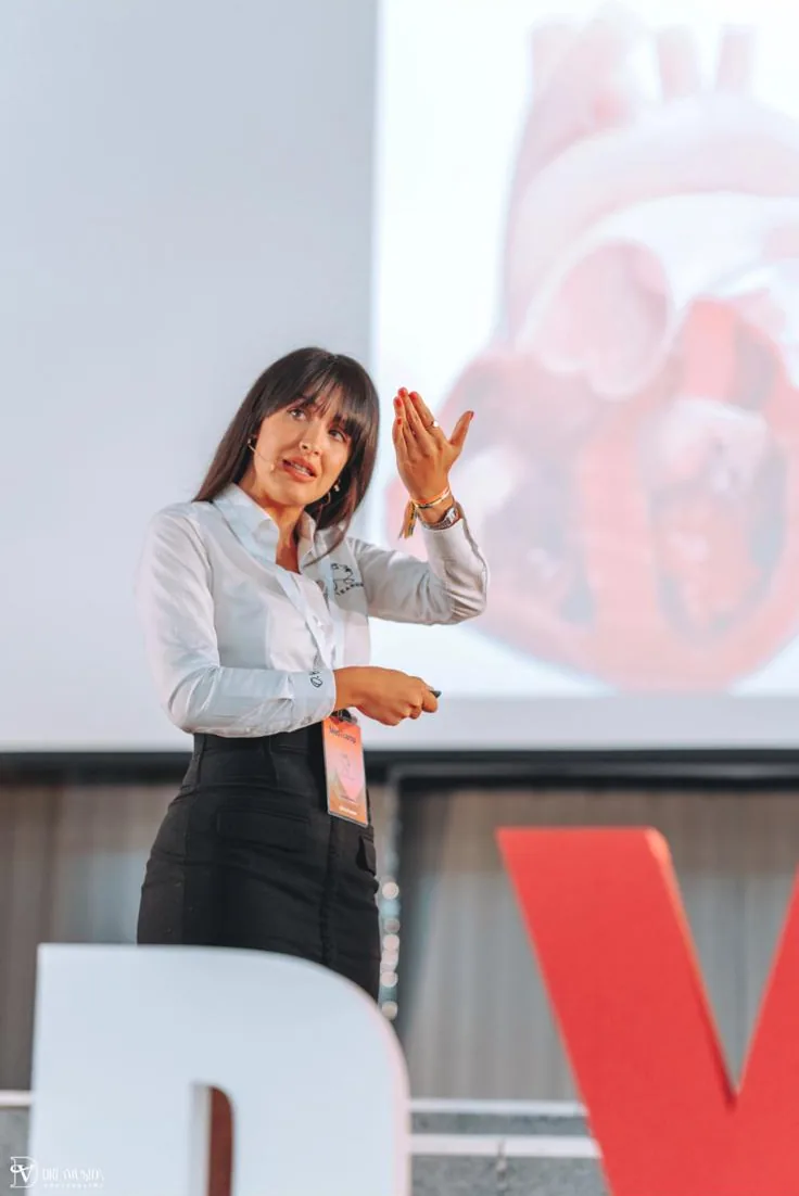 Dr. Octavia Cîrstea predând la MedXCamp